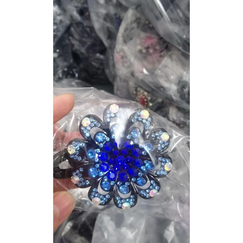 Retro Bun Hairpin with Three Teeth for Gripping. Fashionable Style Flower-shaped Three-toothed Duckbill Hairpin.