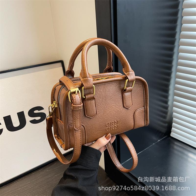 

French niche design handbag women s 2025 new fashion retro shoulder bag foreign style crossbody small square