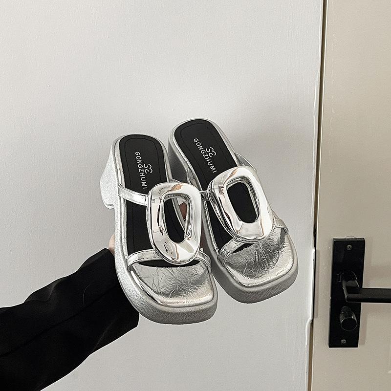 

Французские повседневные шлепанцы на платформе и танкетке, женская летняя мода, уличная обувь с юбкой, увеличение роста, маленькие сандалии на перемычке 40 серебряный