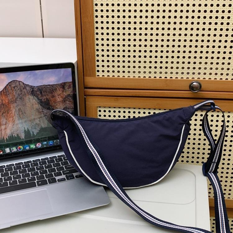 

Весенний тренд нишевый дизайн модная сумка-пельмень женская повседневная простота высокая текстура легкая спортивная сумка-мессенджер чёрный