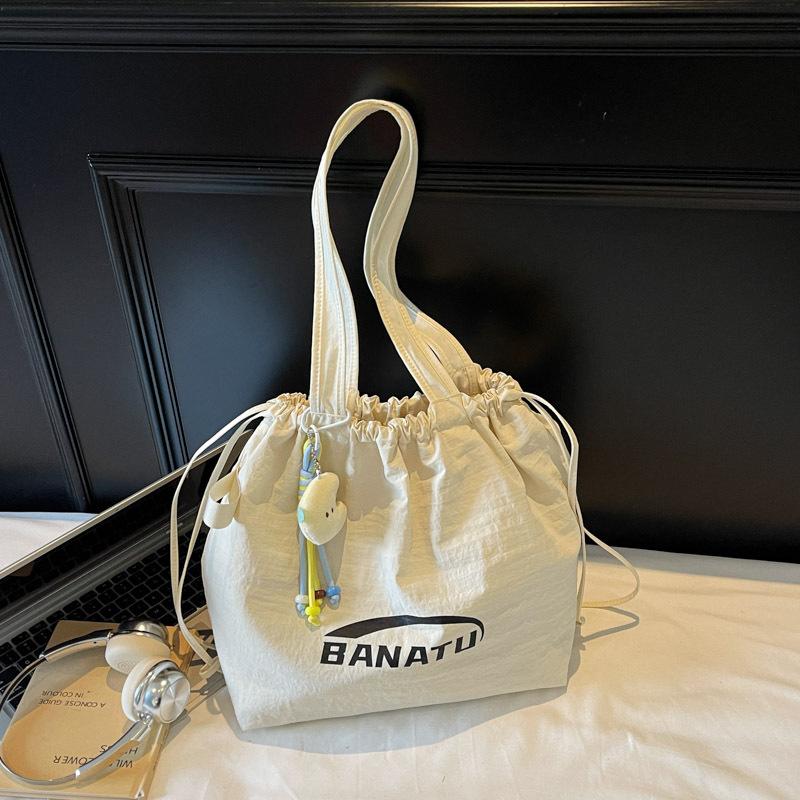 

Модная повседневная трендовая нишевая дизайнерская сумка большой вместимости осень новая 2025 персонализированная женская плечевая сумка-тоут Without pendant белый