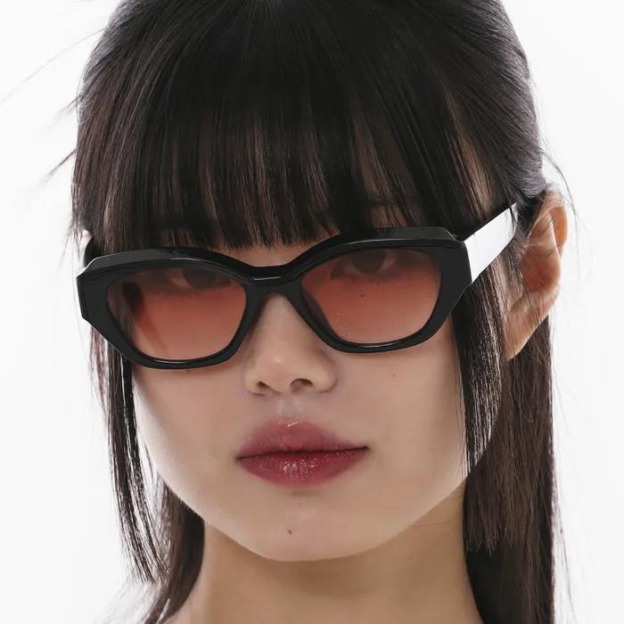 Geek Chic Square SUN Black-Pink