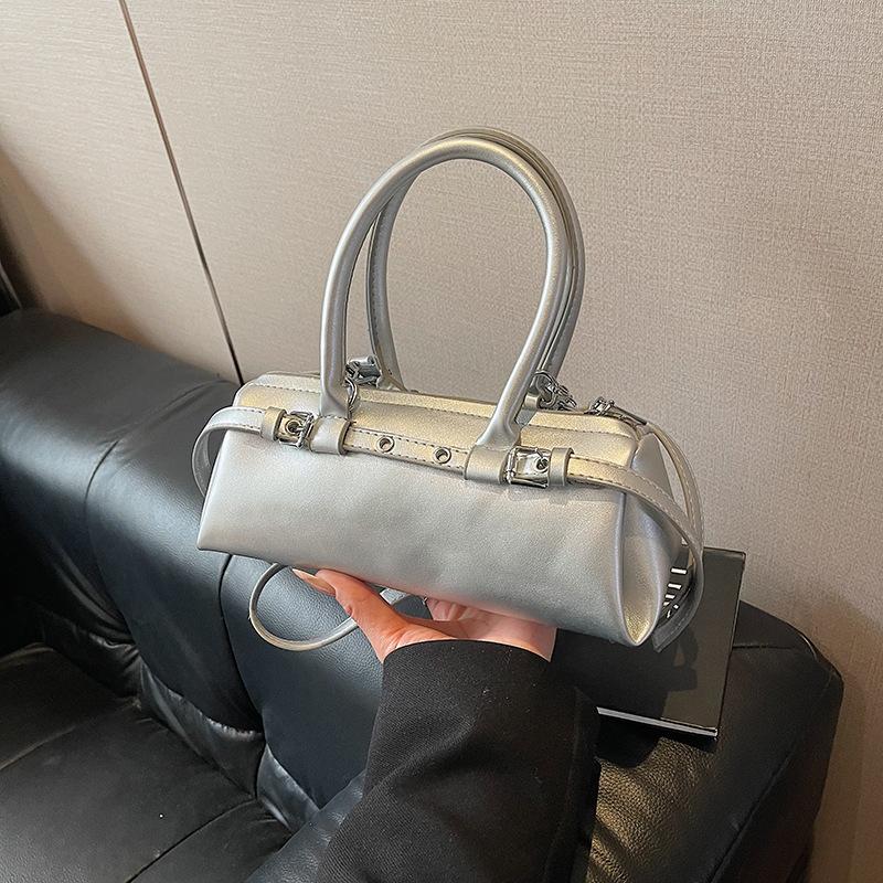 Premium hand bag women's 2025 new trendy leisure popular shoulder bag commuter messenger pillow bag