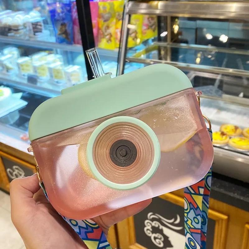 Bollitore per fotocamera carino da 400 ml Bottiglia d'acqua creativa per bambini con cannuccia Tazza per acqua potabile in plastica con cinturino portatile anticaduta per esterno