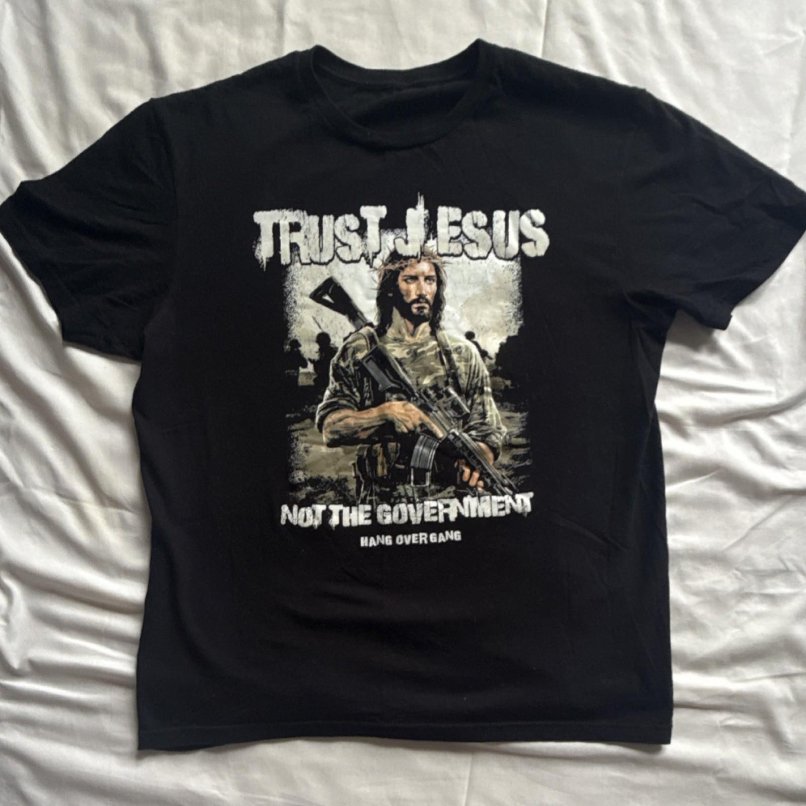 

Jesus Trust Not The Government Black L Men s Short Sleeve Cotton T-Shirt 5XL різнокольоровий