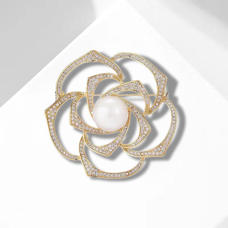 Elegant Camellia Pearl Vintage Brooch: Luxurious European & American Style Corsage Pin for Women's High-End Coats.
