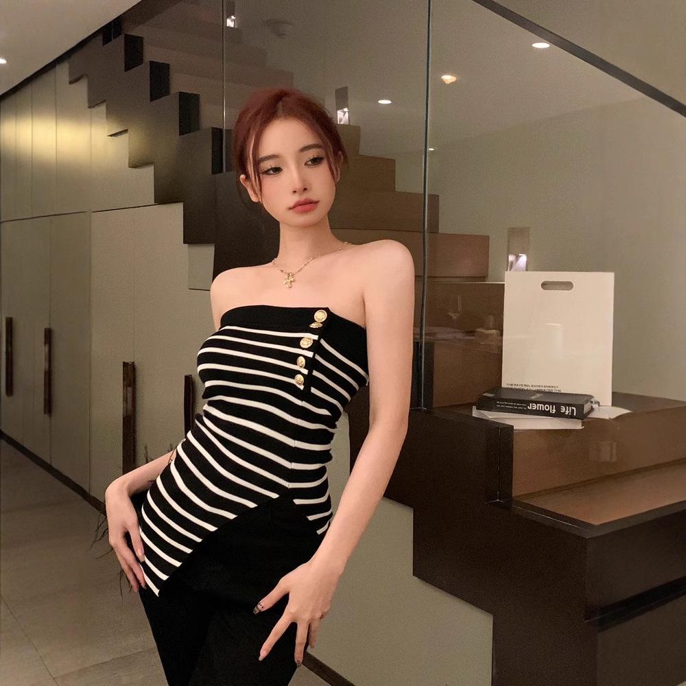 Stilvolles gestreiftes ärmelloses Stricktop mit einem Träger für Damen