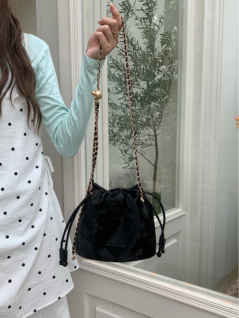 

Сумка-ведро на цепочке с кулиской Cloud Puff кремово-розового цвета - Модная, универсальная сумка на плечо и через плечо