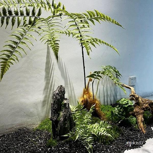 Dekorace z umělé perské trávy a kapradí: Dřevěná dekorace koně pro domácnost a fotografování