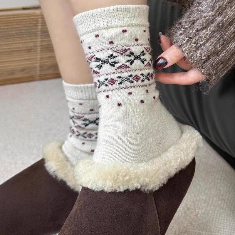 Autumn And Winter New Fair Island Oat Wool Socks Stacked Warm Calf Socks Christmas Rhombus Stockings With Mao Mao Shoes