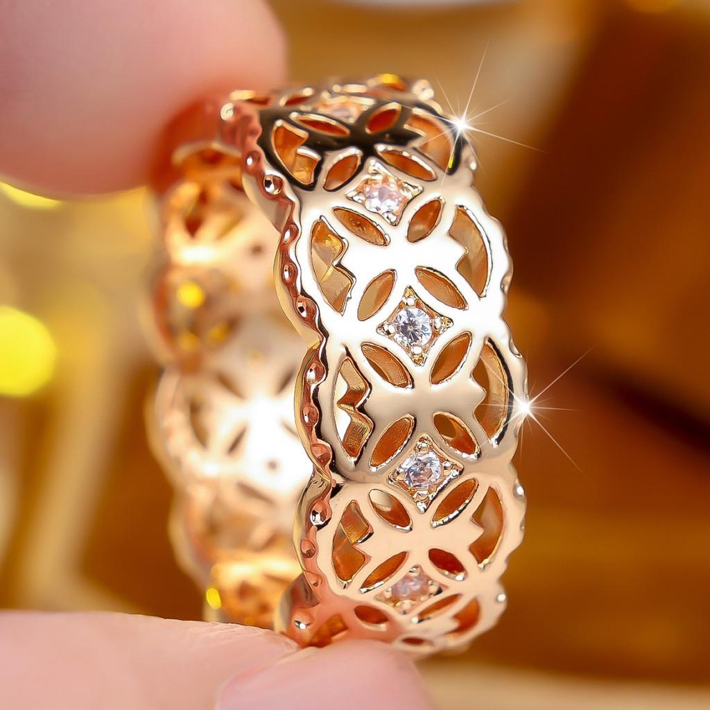 French court-style window lattice ring with full diamond embellishments Gold-patterned design, a sophisticated and stylish accessory for everyday