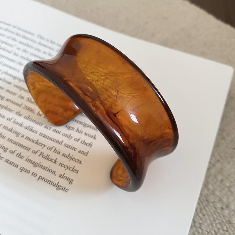 Unique Retro Resin Bracelet: Personalized Fashion Jewelry for Women