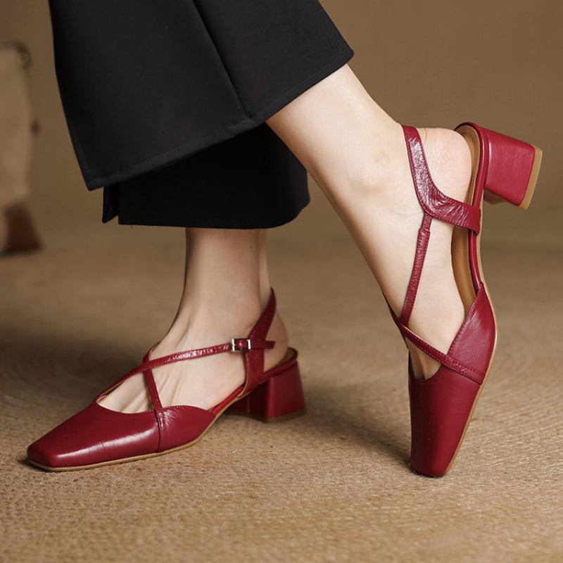 Sommer nye skinn sandaler firkantet hæl tomme sandaler casual ensfarget biffsene myk såle veskehode sandaler spenne middels hæl