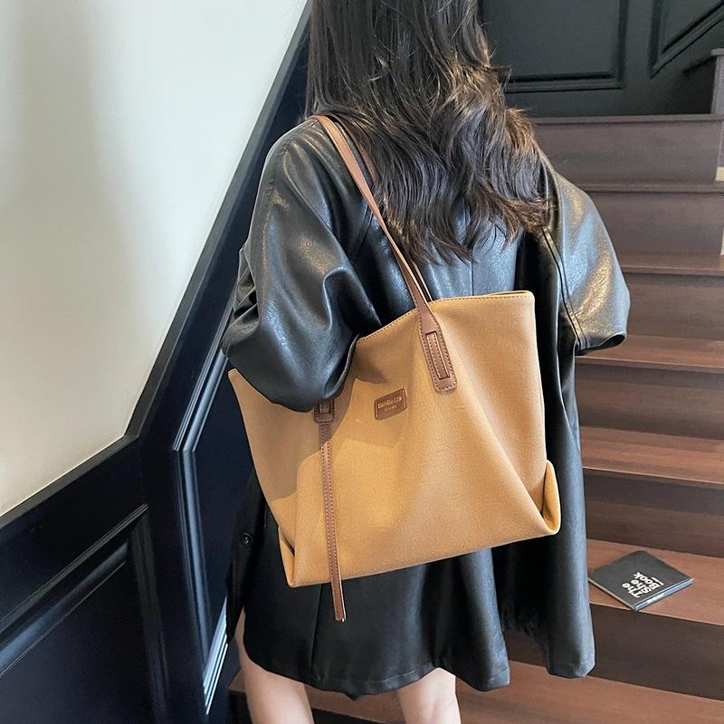 

Summer new large-capacity contrasting color tote bag fashion shoulder bag underarm bag casual shopping bag коричневый