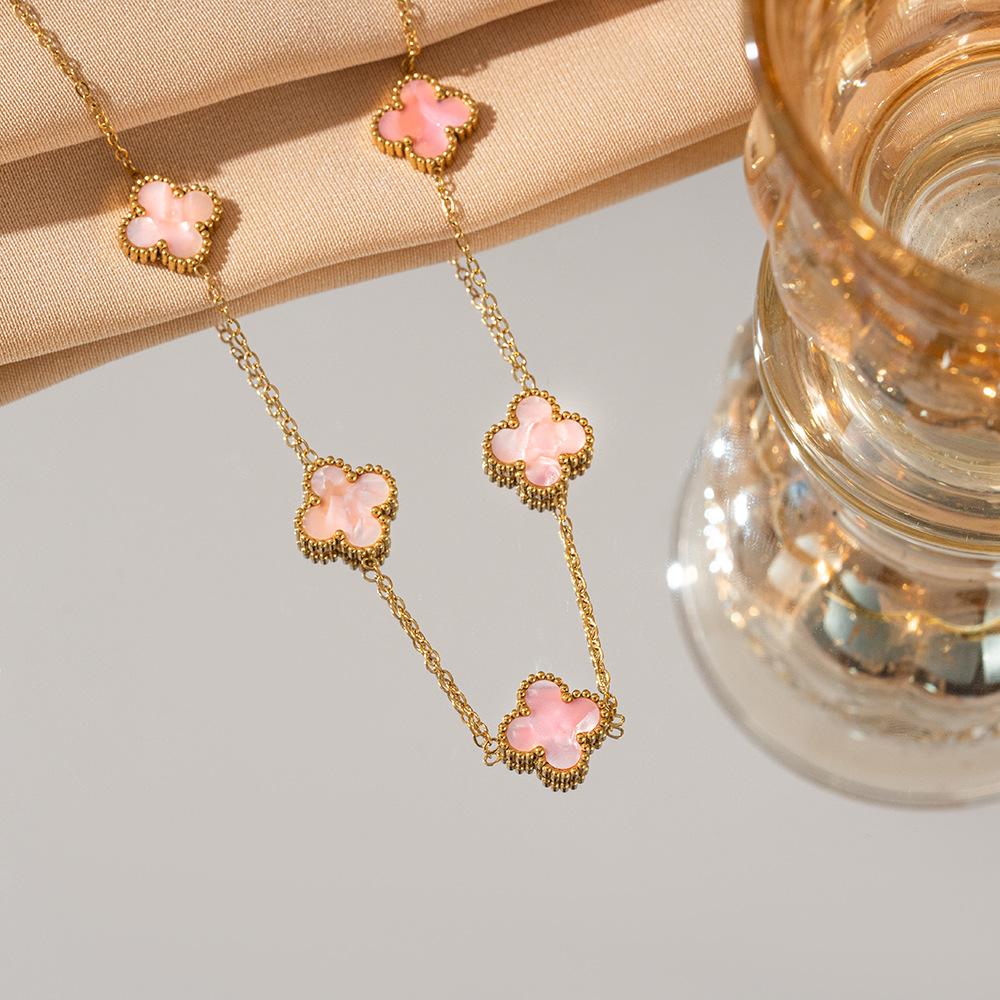 

Ожерелье из четырехлистного клевера из высококачественной титановой стали, которая не выцветает и излучает ощущение роскоши.. Это высококачественный аксессуар.