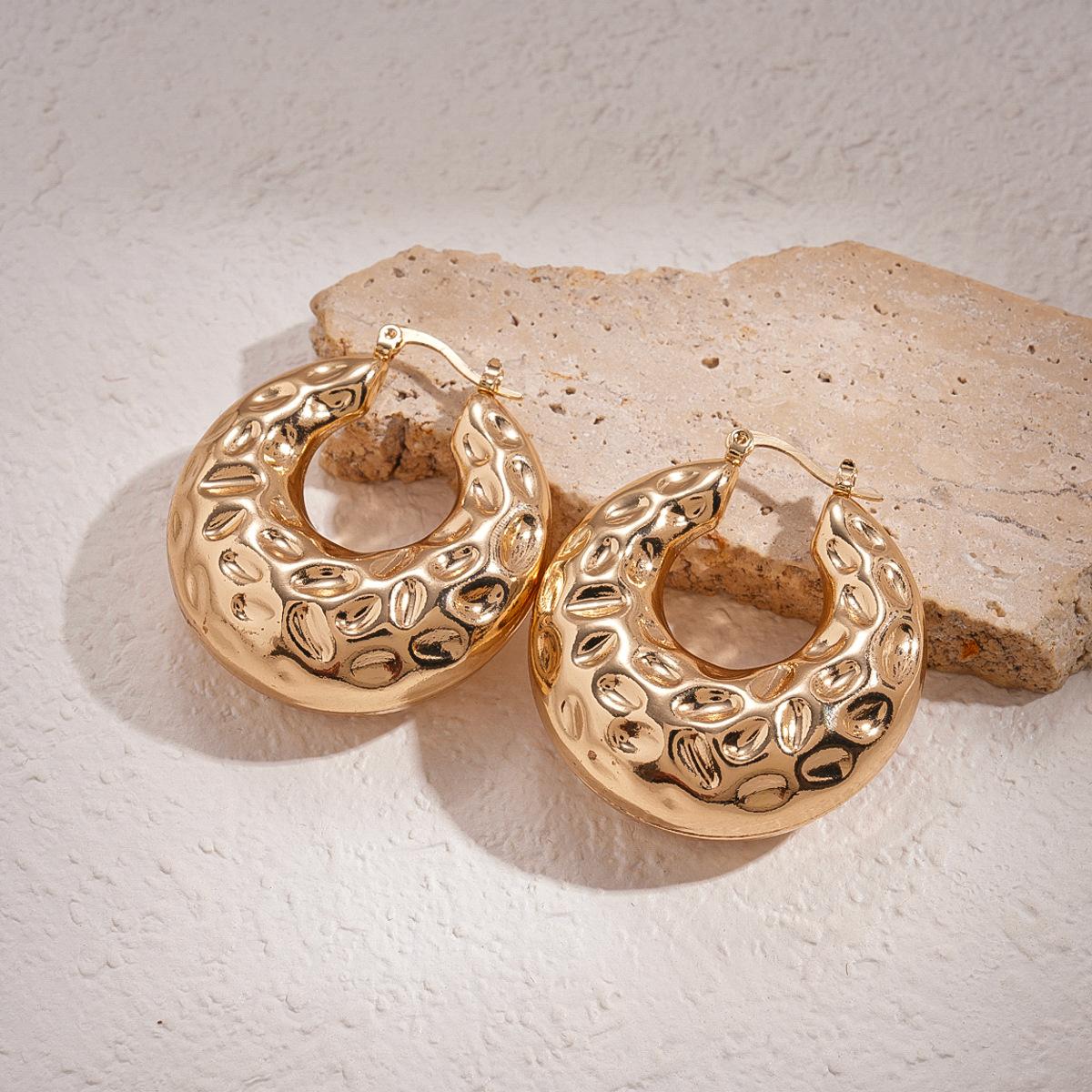 Cold wind metal sense geometric hollow round pleated ear buckle personalized environmental protection earrings