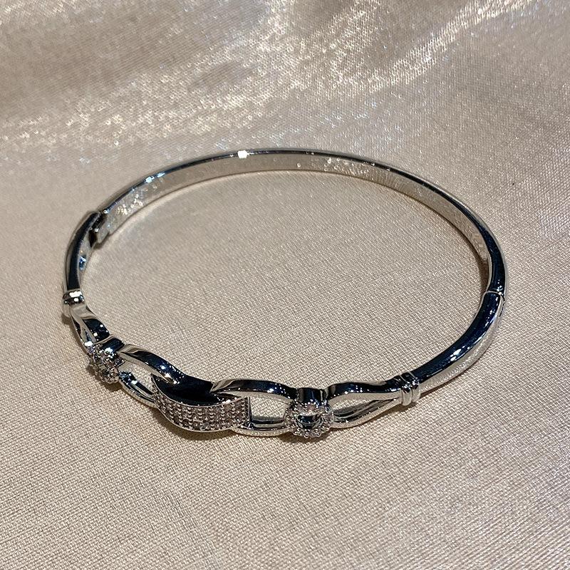 

Popular simple symmetrical bracelet slightly inlaid with zircon love butterfly opening adjustment color retention luxury білий