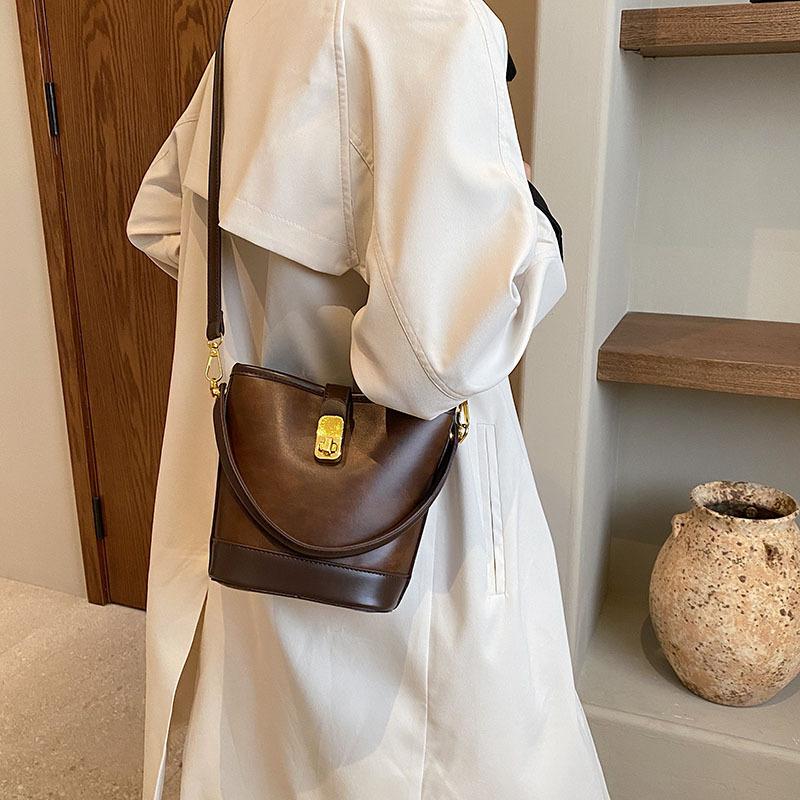 Retro Casual Portable Small Bag Women's 2025 New Fashion Versatile Bucket Bag Niche Design Contrasting Color Messenger Bag