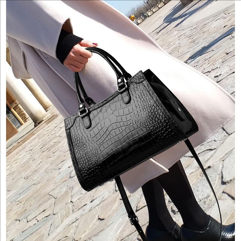Stylish Brown Croco-Embossed Cowhide Tote Bag – Lightweight & Elegant for Travel