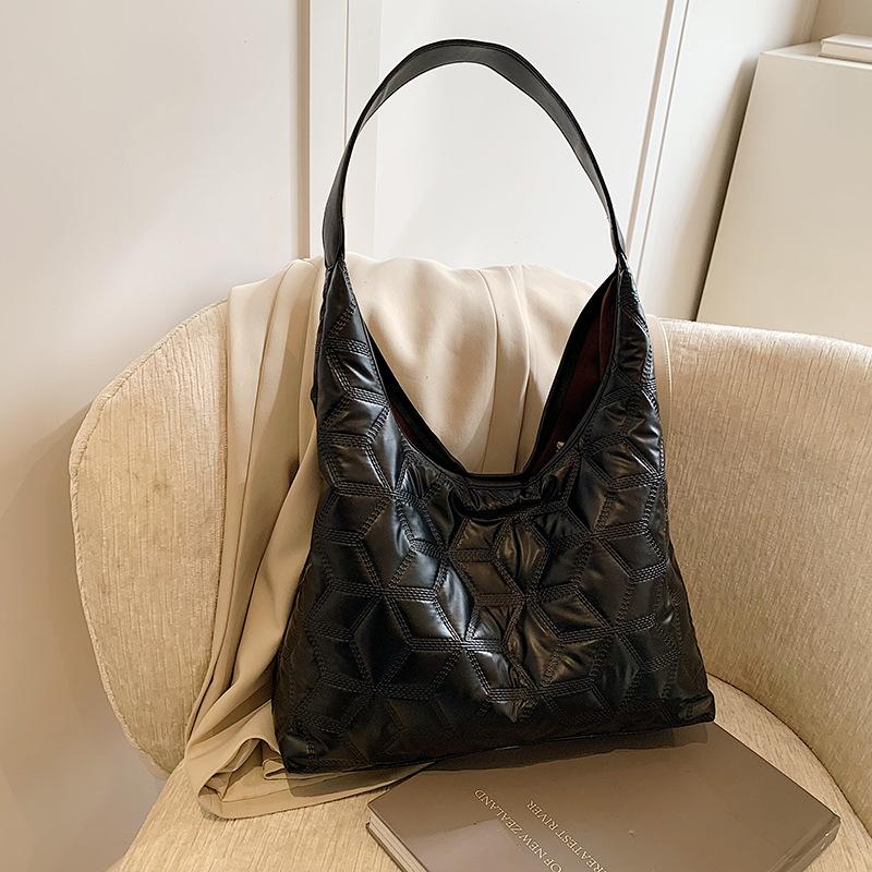 

Simple and large-capacity shoulder bag women s autumn and winter new versatile casual tote bag niche commuter bag чёрный