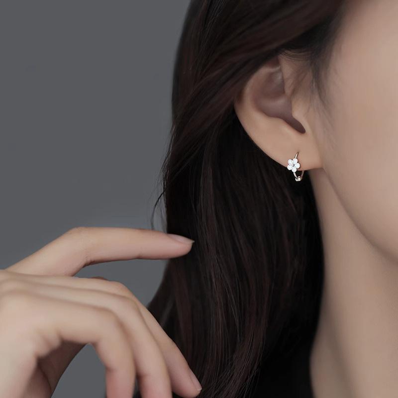 Niche Sweet Light Luxury Flower Earrings Minimalist Design Girls High-end Sense Drop Glue Exquisite Fashion Jewelry for Daily Wear