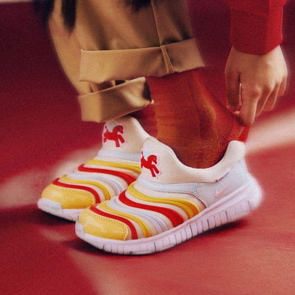 Nike Dynamo Free Fabric Low top Kids Lifestyle Shoes White Blue Red Ki 27.5