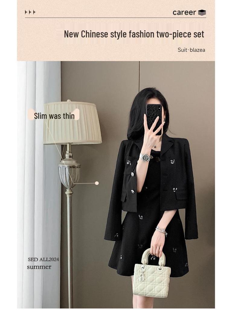 Ținută Elegantă de Toamnă Brodată: Set Rochie cu Vestă și Jachetă Modelatoare