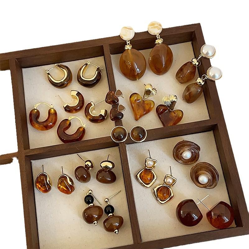 Exquisite Maelard Brown Resin Stud Earrings for Women: High-End, Fashionable, and Versatile Autumn/Winter Ear Accessories