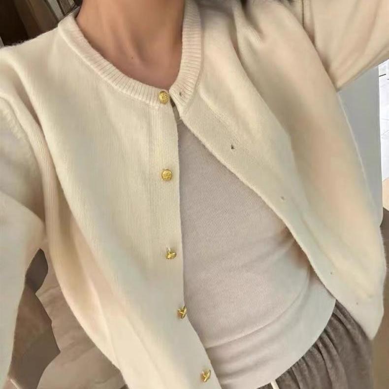 

Осень и зима новый кардиган вязаный с круглым вырезом свежий нишевый с маленькой золотой пряжкой женский простой повседневный базовый однотонный свитер average size 46-262-2 белый