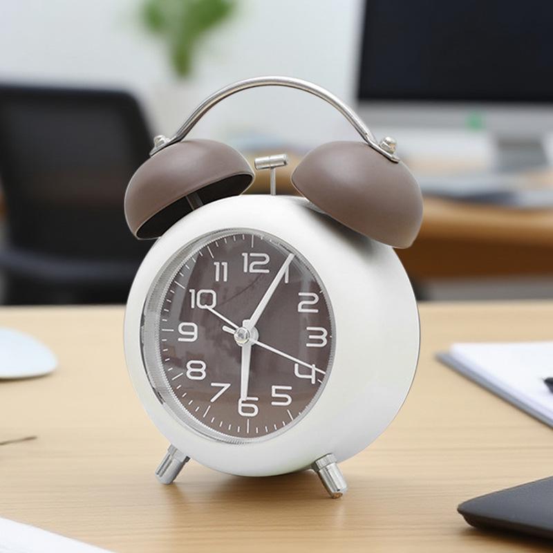 Retro-Wecker mit lauter Glocke und Nachtlicht – geräuschloser Nachttischwecker, kreatives Geschenk für Studenten und als Schlafzimmerdekor