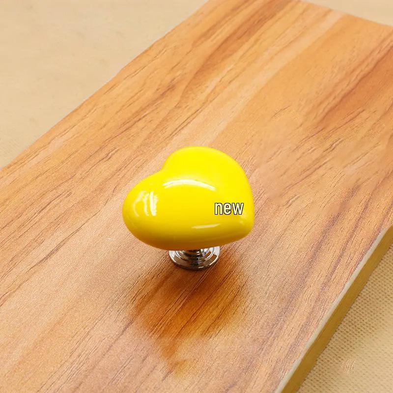 

Кнопка смыва унитаза в форме сердца для нейл-арта жёлтый