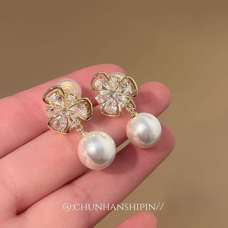 

Light luxury exquisite zircon earrings temperament stud earrings niche design butterfly earrings pearl earless piercing mosquito coil disc ear clips