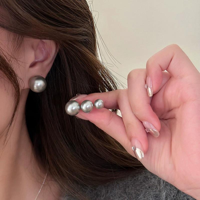 Elegant and Stylish Pearl Stud Earrings for Women. High-end, Minimalist, Exclusive and Simple Earrings.