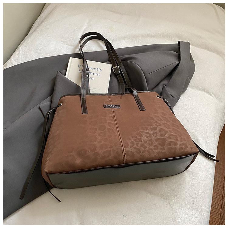 

Trend fashion personality temperament commuter shoulder armpit bag 2025 autumn new trend leopard print retro tote bag