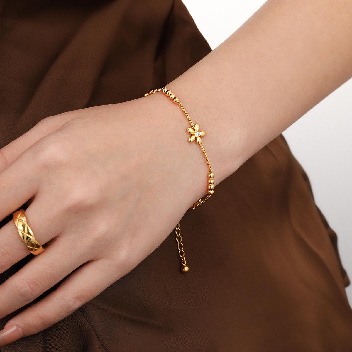 

Korean Style Three-Flower Gold-Plated Titanium Steel Bracelet