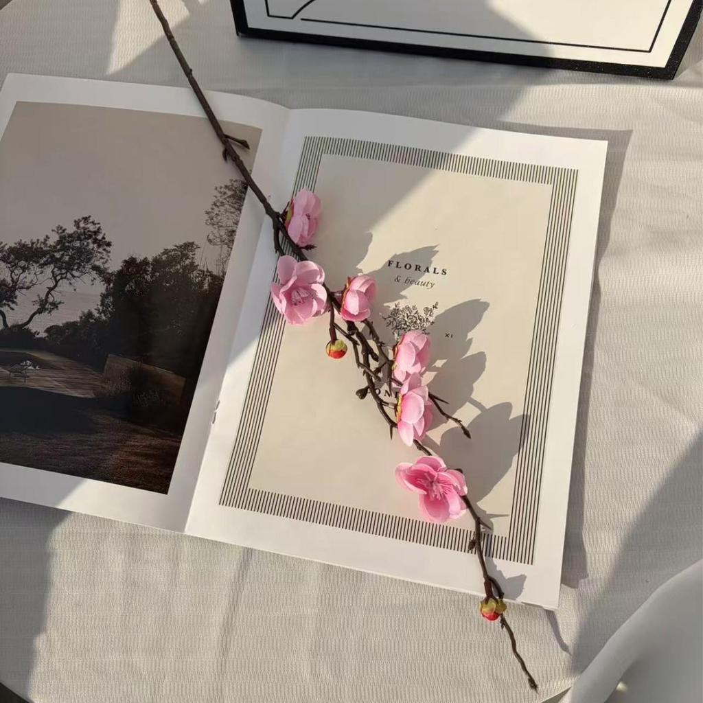 Künstlicher Winterstrauß mit Pfirsich- und Pflaumenblüten zur Innendekoration