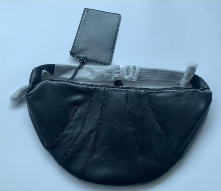 Skórzana torebka na ramię typu croissant: Elegancki neutralny design, unikalny styl listonosza