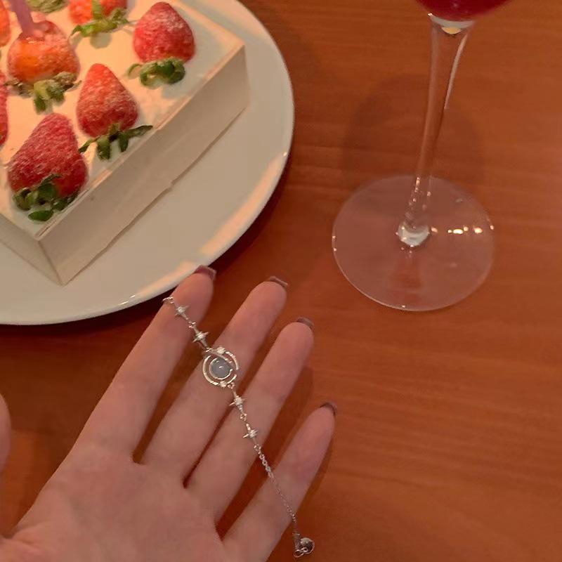 Planet Bracelet: Cold Style Hand Jewelry 2023 - Trendy Women's Accessory