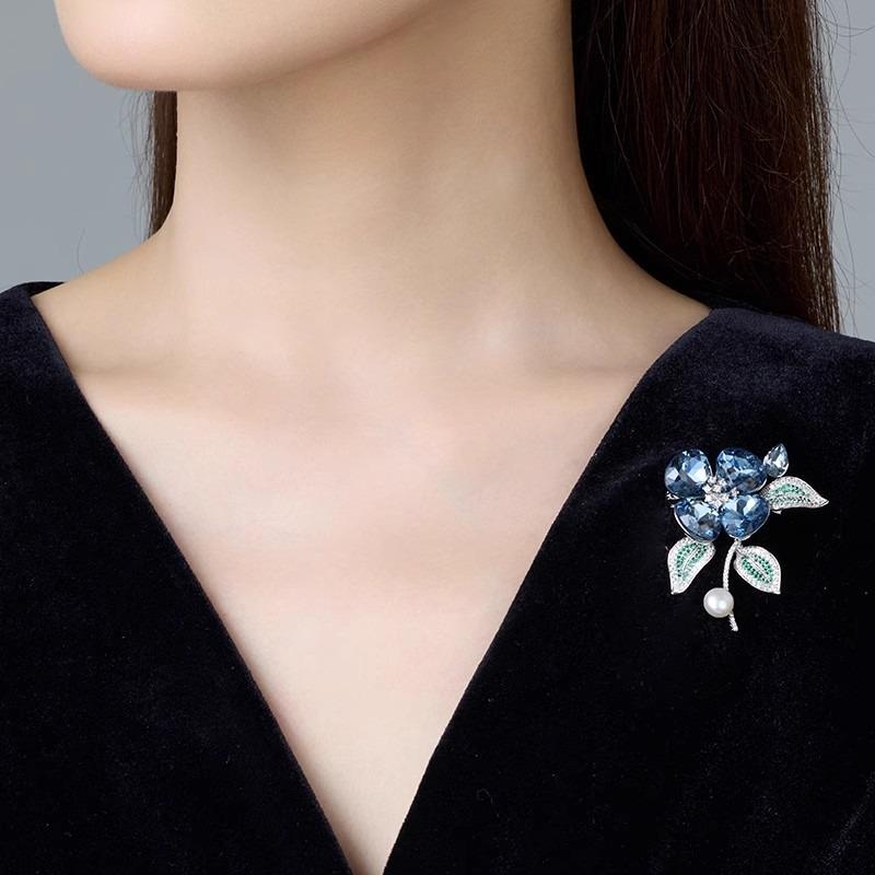 Elegant and Refined Orchid Brooch for Women, Delicate and Elegant Crystal Brooch, Light Luxury and Niche Design Sense Brooch
