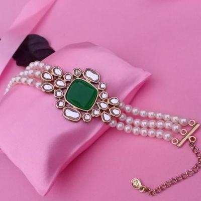 Traditionele gouden Kundan-armband met koninklijke smaragdparels
