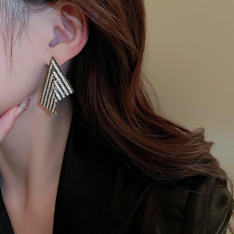 S925 Silver Needle Rhinestone Tassel Earrings - Exquisite Long Claw Chain with Colored Diamonds, European & American Style