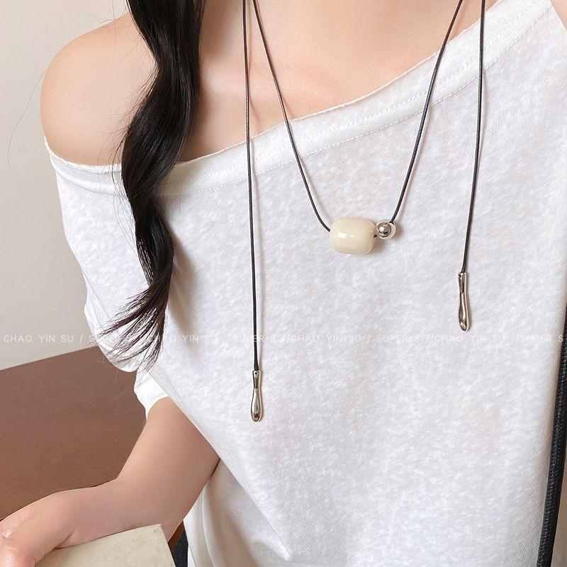 

Асимметричное матовое ожерелье-пуллер с пряжкой Мир для женщин, новинка 2025 года, необычная длинная цепочка для свитера, аксессуары Silver Black Cord Necklace with Ivory White Beads