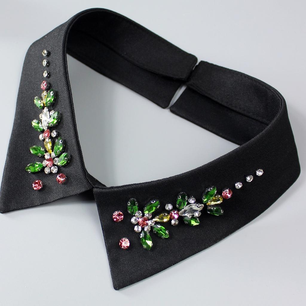 1 piece of luxurious fake collar with beaded and rhinestone embellishments. It is a detachable, shiny fake collar designed with