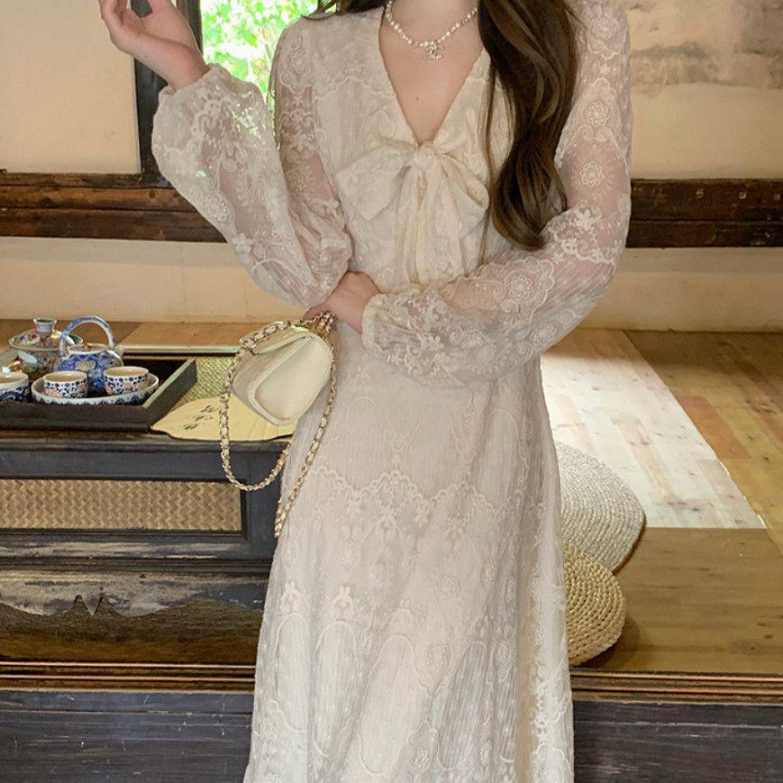 

Elegant French V-neck Lace Dress for Plus Size Women - Spring Arrival, Waist-Cinching, Slimming, Stylish 2XL (73-80 kg) абрикосовий