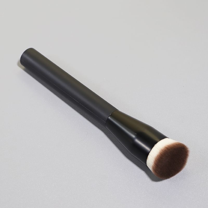 Beauty Artisan - Angled Foundation Brush