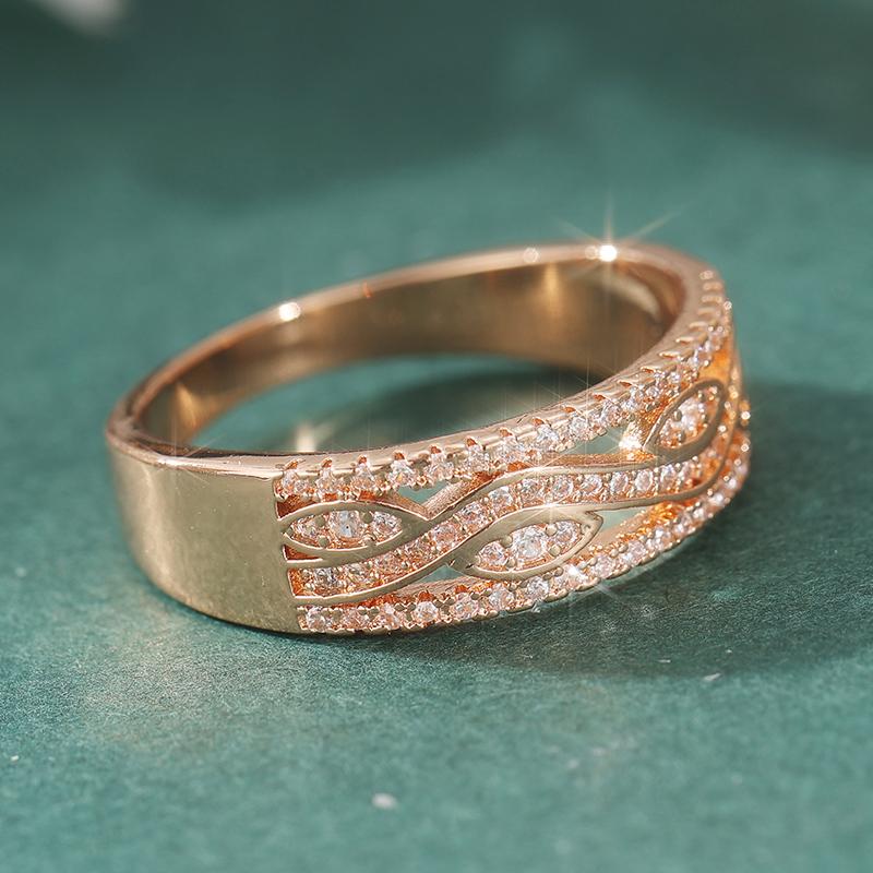 Elegant Classic Hollow Patterned Golden Plated Ring Women Fashion Inlaid Synthetic Zirconia Banquet Wedding Jewelry Accessories