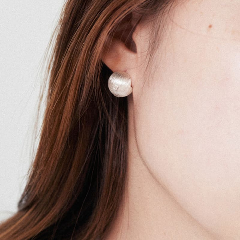 COLLECT SYNERGY c. engraved ball earrings