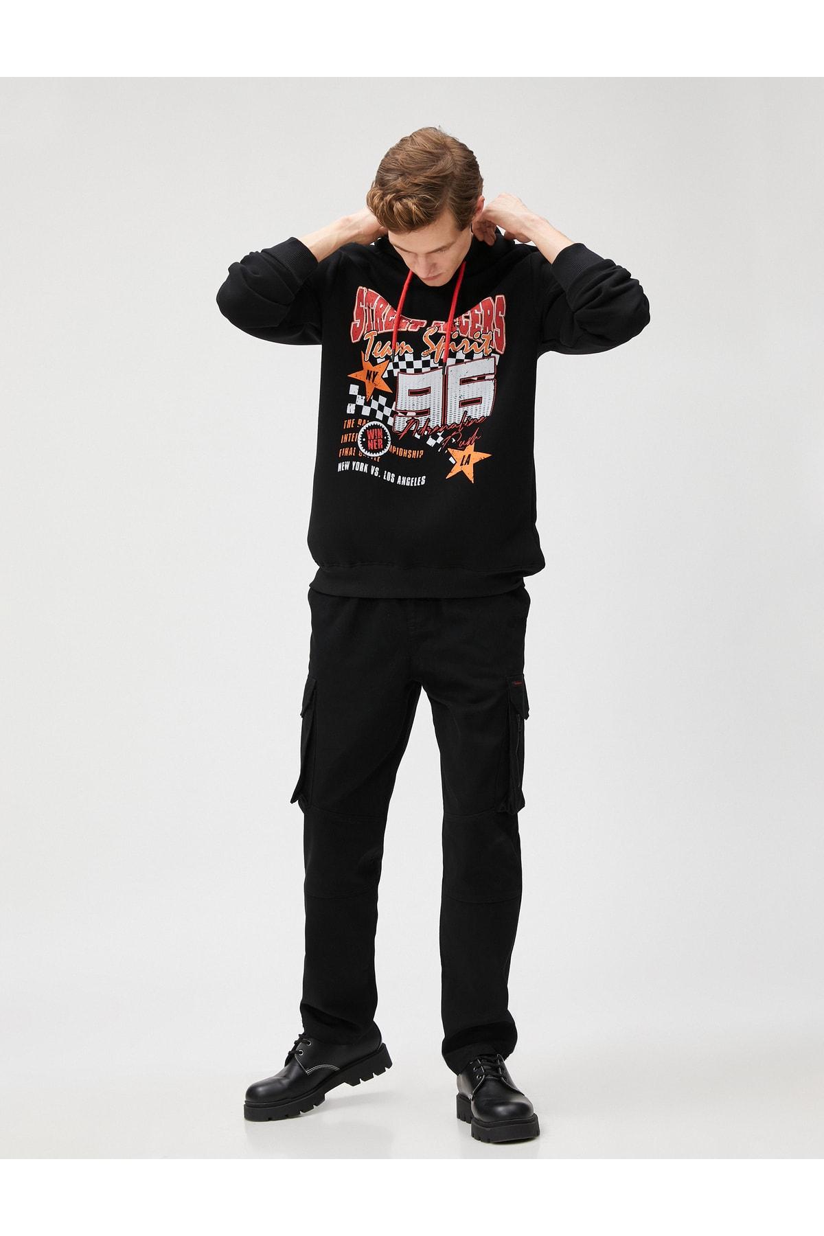 

Толстовка с капюшоном и длинными рукавами с мотоциклетным принтом..