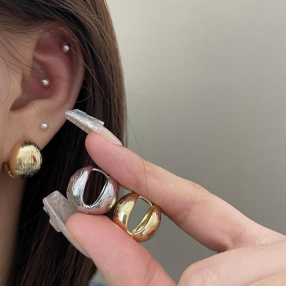 Trendy Style Matte Finish Vintage Earrings Gold Plated Geometric Design Ear Clip Curved Shape Ball Earrings Women Jewelry