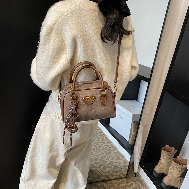 Premium Sense Retro Small Bag Women 2025 New Popular Versatile Messenger Bag Super Fire Portable Bowling Bag